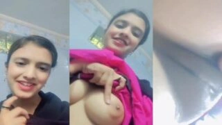 নগ্ন বাঙালি মুসলিম মেয়ের বড় স্তন এবং কামানো ভগ প্রদর্শন