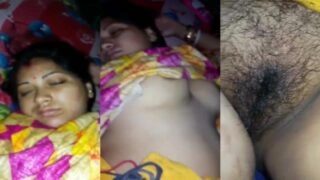 বাংলা ছেলের রেকর্ড ঘুমন্ত মা স্তন এবং লোমশ যোনি দেখায়
