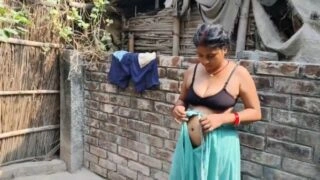 গ্রামের সেক্সি ভাবীর বাইরে চুদাই