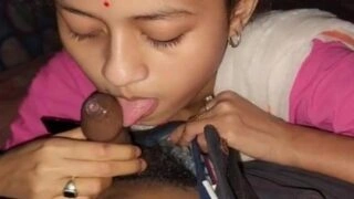 দেশি মেয়ে তার কাকাকে খুশি করে ব্লোজব দিয়ে
