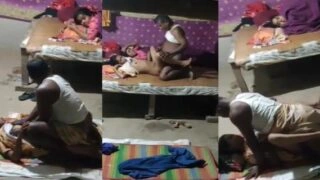 বাংলাদেশি মেয়েকে স্ত্রীর সামনে স্বামী চুদল