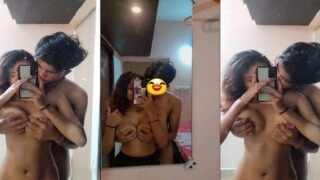 হর্নি ইন্ডিয়ান মেয়ে প্রেমিকার বাঁকানো শিশ্ন চুষছে