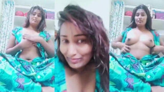 ব্রেড অন্য ছোট দুদু ও শেভড গুদ শোঅফ করার মমস ক্লিপ
