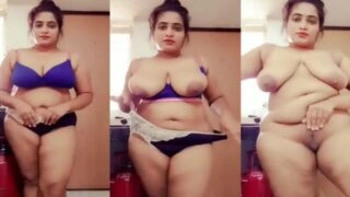 পীনস্তনী বাঙালি বৌদি তার বড় বড় স্তন দেখাচ্ছে