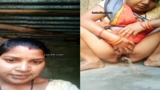 প্রেমিকাকে পটানোর জন্য ক্যামেরার সামনে প্রস্রাব করে সেক্সি গ্রামের ভাবী