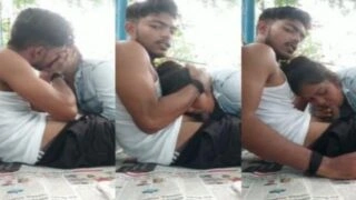 কলেজ ছাত্রী তার প্রেমিককে বাইরে ব্লোজব দিচ্ছে