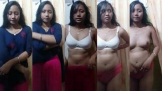 চুটে ও সেক্সি ১৮ বছর বয়সী কচি কুমারী’র ল্যাংটা হওয়ার মমস