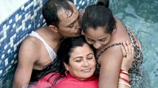 দুই বৌদির সাথে চোদাচুদি খেলা সুইমিং পুলে