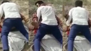 গ্রামের ভাবীর খোলা মাঠে যৌন মিলন অপরিচিত ব্যক্তির হাতে ধরা পড়ল