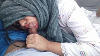 হিজাবি স্ত্রী গাড়িতে প্রেমিকের বাড়া চুষছে এবং গুদ দেখাচ্ছে