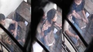 কলকাতার কলেজ ছাত্রী খালি ক্লাসরুমে প্রেমিককে ব্লোজব দিতে গিয়ে ধরা পড়েছে