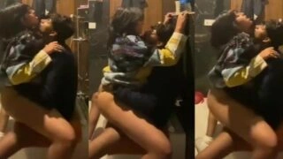 কলকাতার বড় গাধা মেয়ের সেক্স বাথরুমে প্রেমিক দম্পতির সাথে সেক্স ক্লিপ