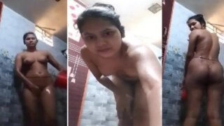 বাংলাদেশি মুসলিম মেয়ে নিজের গোসলের ভিডিও তৈরি করছে