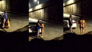 নগ্ন দেশি স্ত্রী রাস্তায় যৌন মিলন করছে