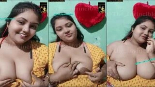 সেক্সি রিঙ্কু বৌদি তার গোল গোল মাই আর গুদ দেখাল ভিডিও কলে