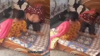 স্বামী রাজস্থানী আন্টির সাথে চুদাই করছে আর তার স্ত্রী দেখছে ক্লিপ