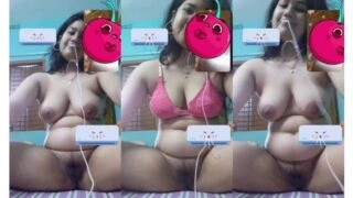 ভিডিও কলে বাংলাদেশি সুন্দরী মেয়েটি স্তন এবং গুদ দেখাচ্ছে